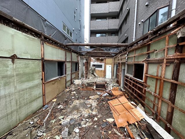 木造2階建て解体工事(東京都港区東麻布)工事中の様子です。